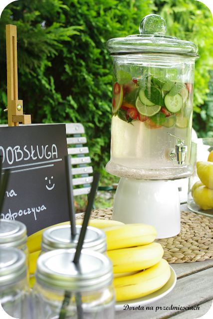 napój owocowy, lemoniade stand, domowy bar samoobsługowy, przyjęcie w ogrodzie piknik