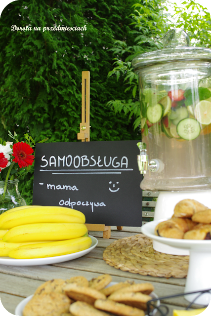 napój owocowy, lemoniade stand, domowy bar samoobsługowy, przyjęcie w ogrodzie piknik