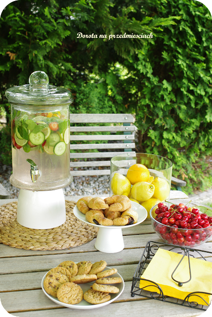 napój owocowy, lemoniade stand, domowy bar samoobsługowy, przyjęcie w ogrodzie piknik