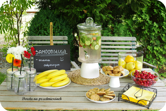 napój owocowy, lemoniade stand, domowy bar samoobsługowy, przyjęcie w ogrodzie piknik