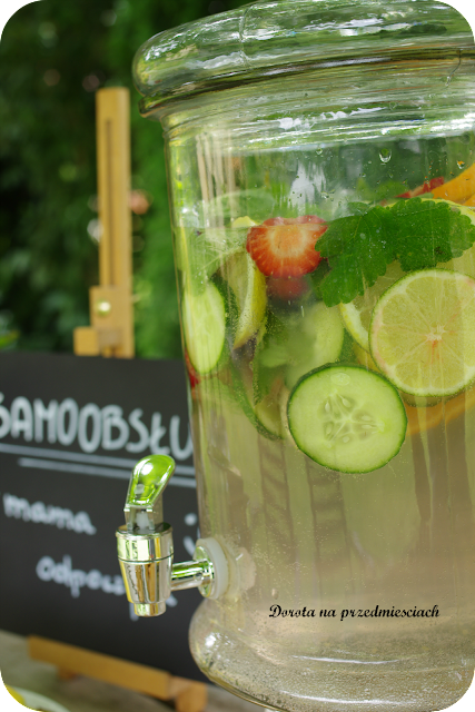 napój owocowy, lemoniade stand, domowy bar samoobsługowy, przyjęcie w ogrodzie piknik